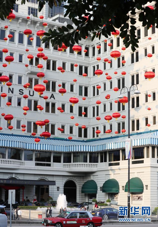 2月12日,香港尖沙咀星光大道附近一家酒店张挂着红灯笼。新华社记者 李钢 摄