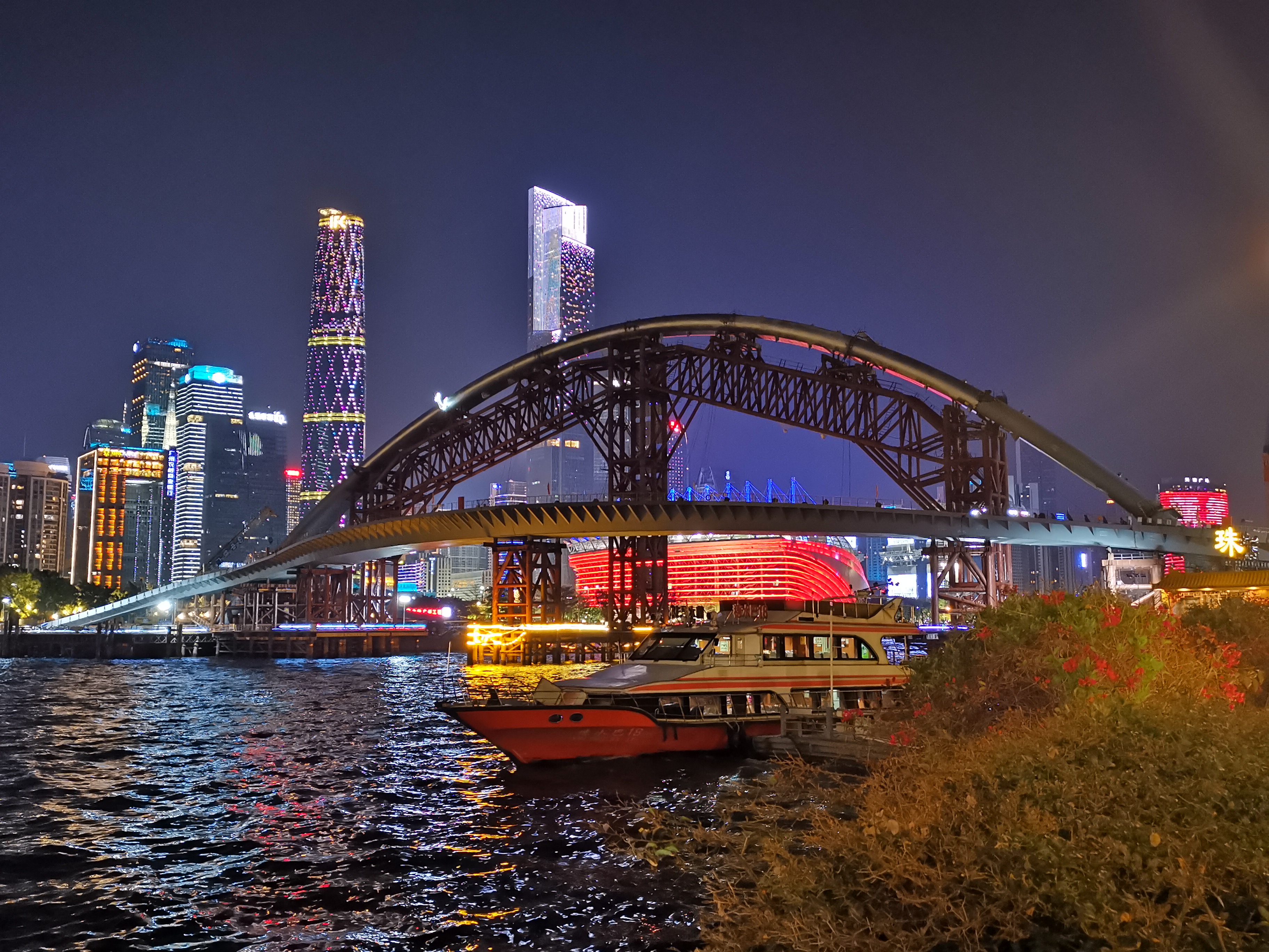 节后开工首日,珠江日夜游依然受市民欢迎