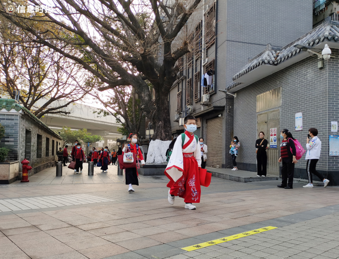 学生们充满新春特色的装扮 三元里小学 上午7点半,广州三元里小学的