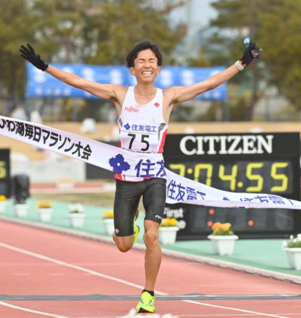 黄种人全马纪录再刷新!日本选手铃木健吾跑进2小时05分