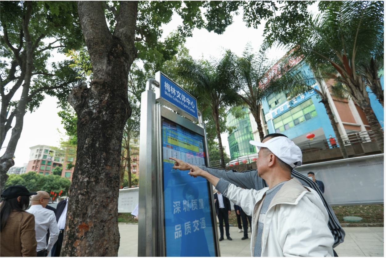 招手停,按铃下,一级踏步设计!深圳首开8条新型接驳巴士