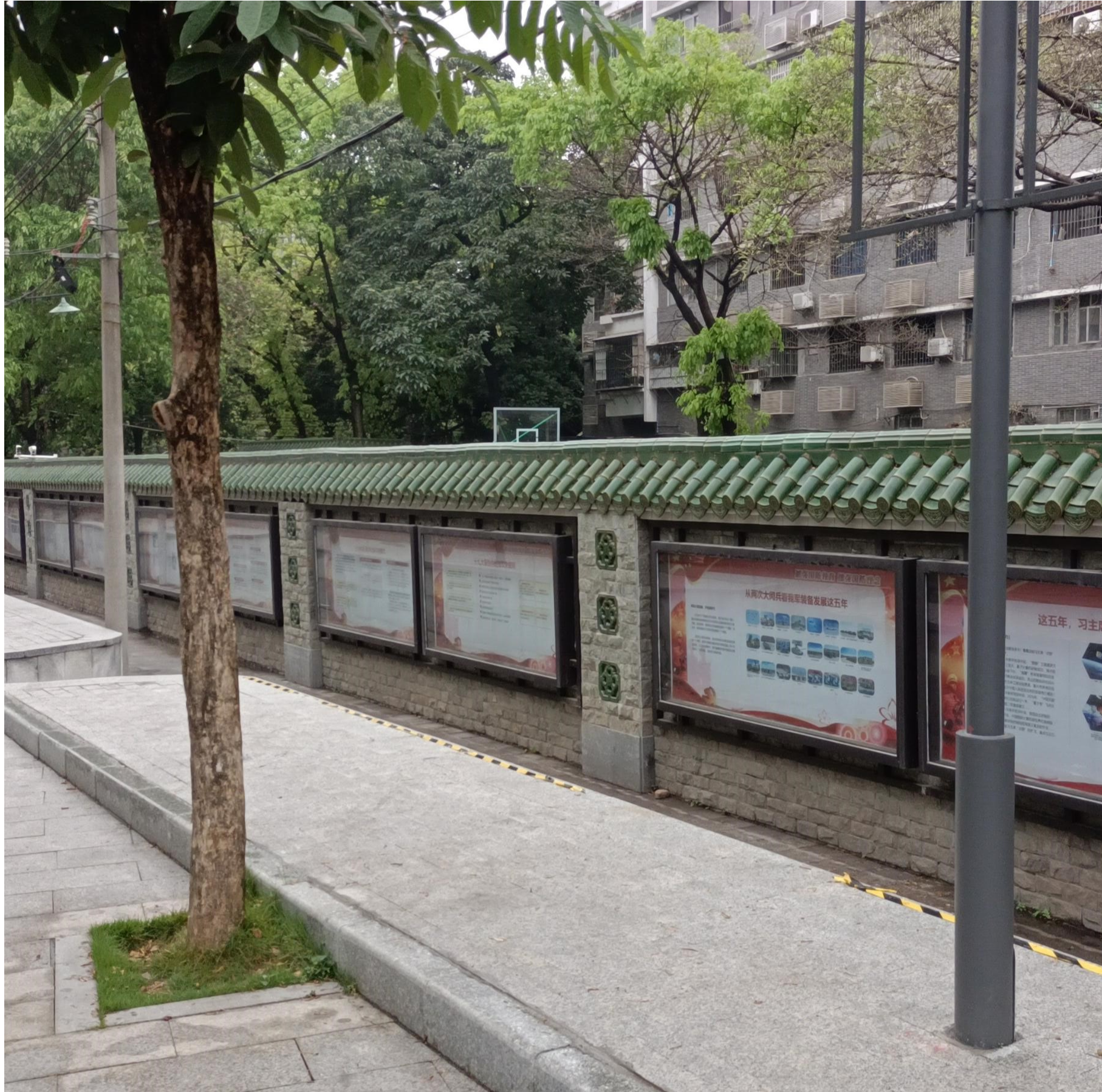 (图:杏花广场旁的国防教育和双拥文化长廊) (图:杏花广场旁的国防教育和双拥文化长廊)