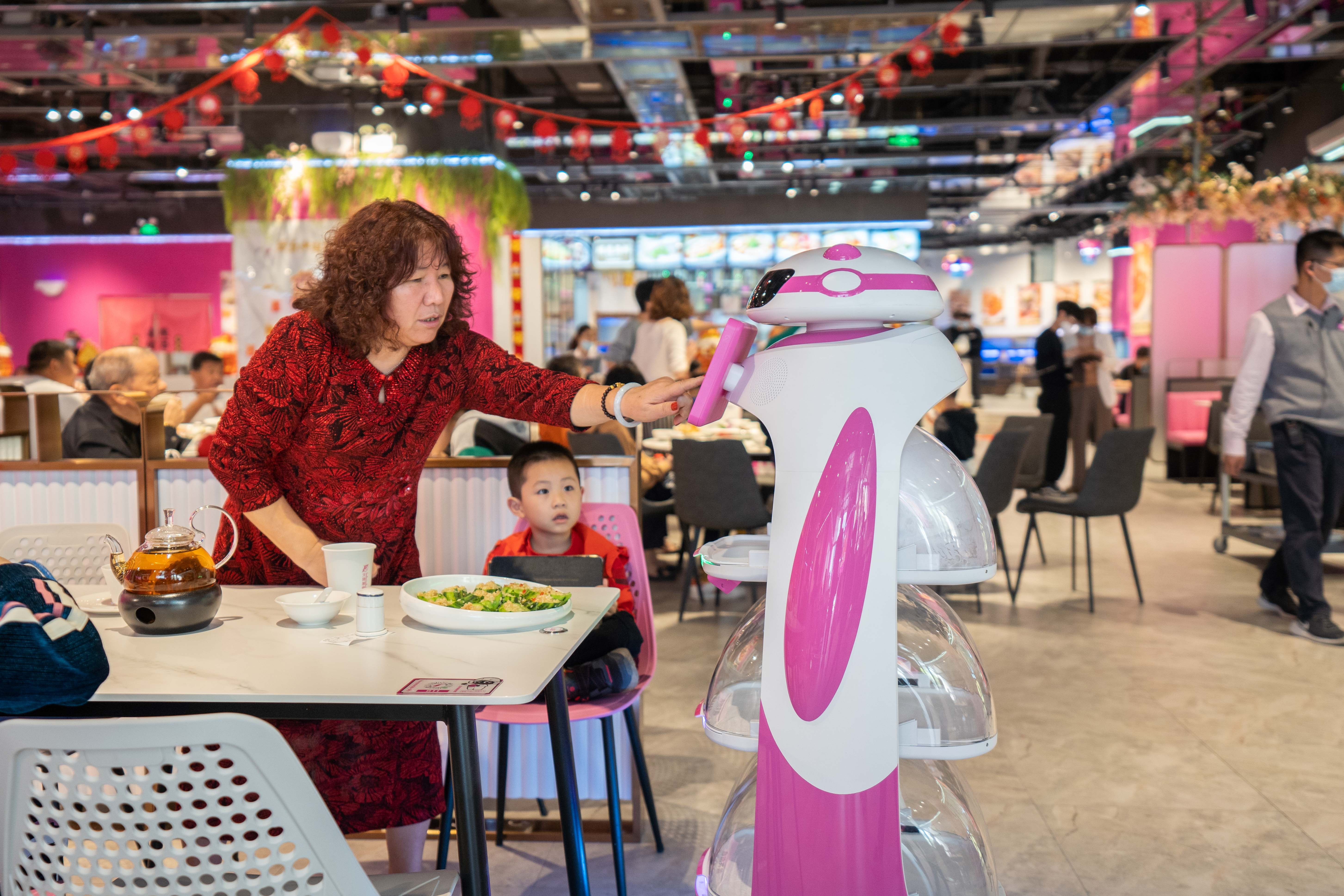 “机器人做菜”时代来临 碧桂园推出系统化机器人餐厅-36氪