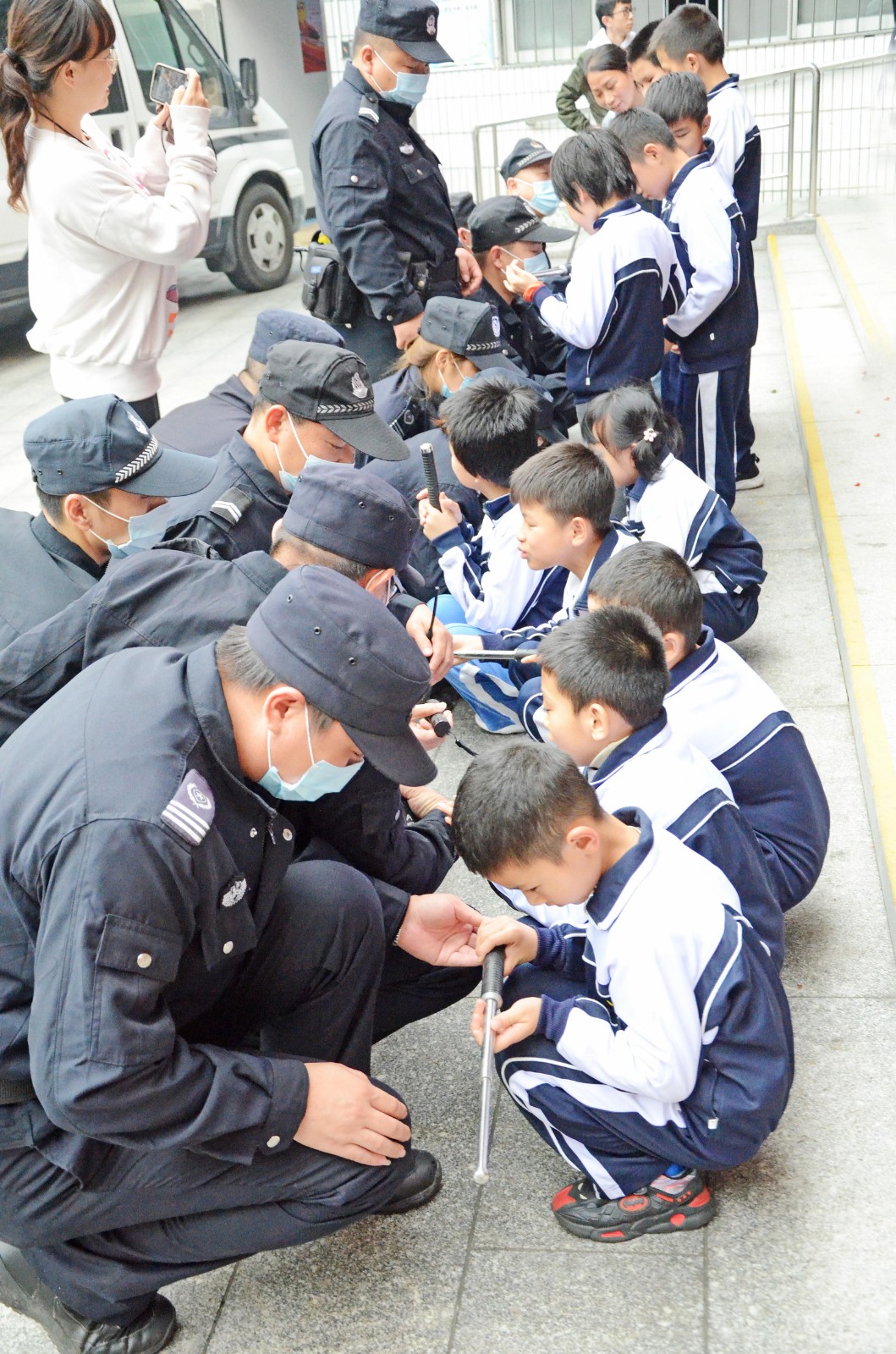 辅警队员与视障学生手拉手、心连心交朋友