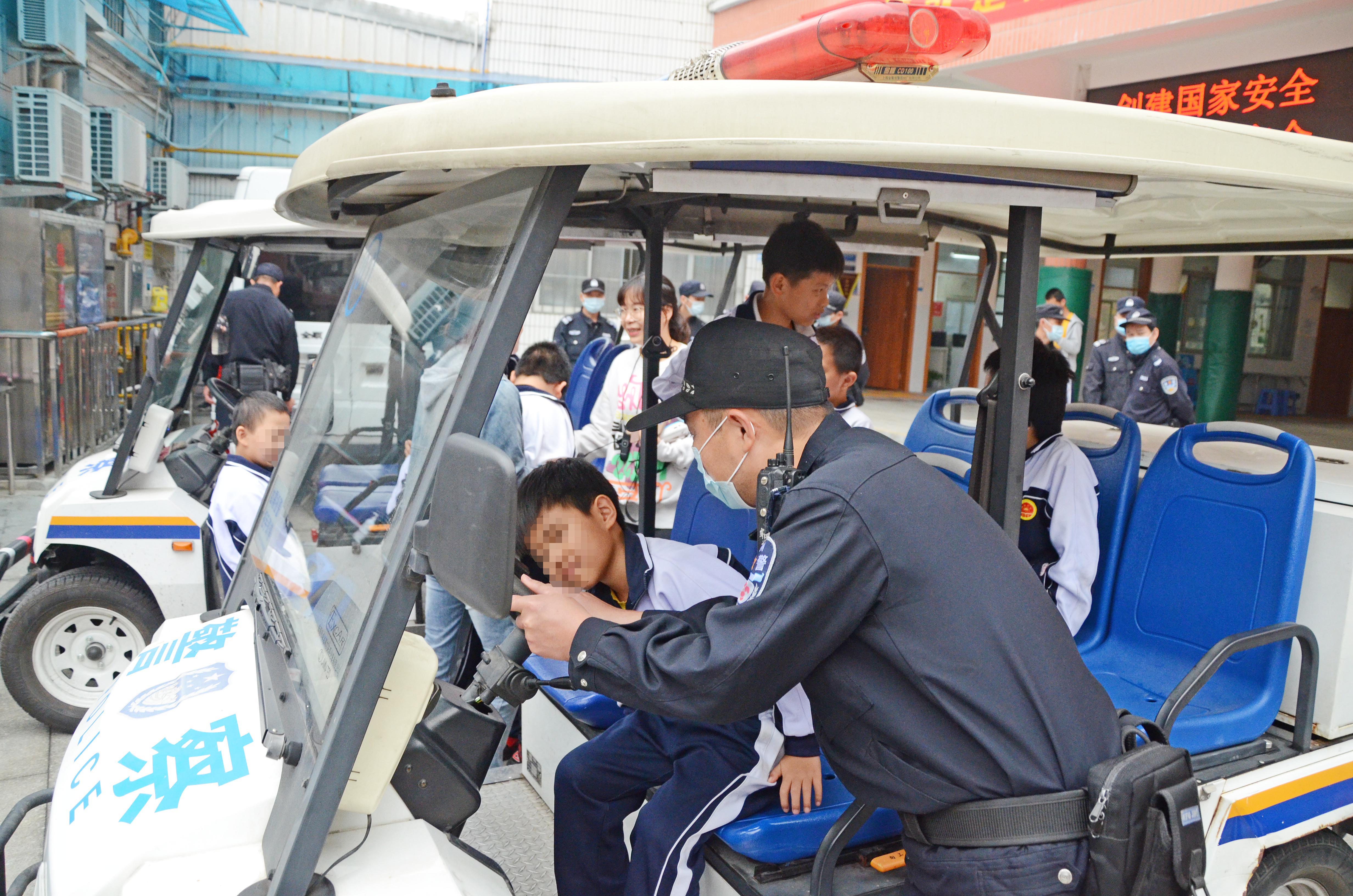 视障孩子乘坐警用巡逻车a