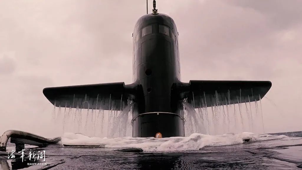 战鹰是伙伴,冲锋是姿态 狭小空间中,他们灵活穿梭 驾驶长鲸静若处子动