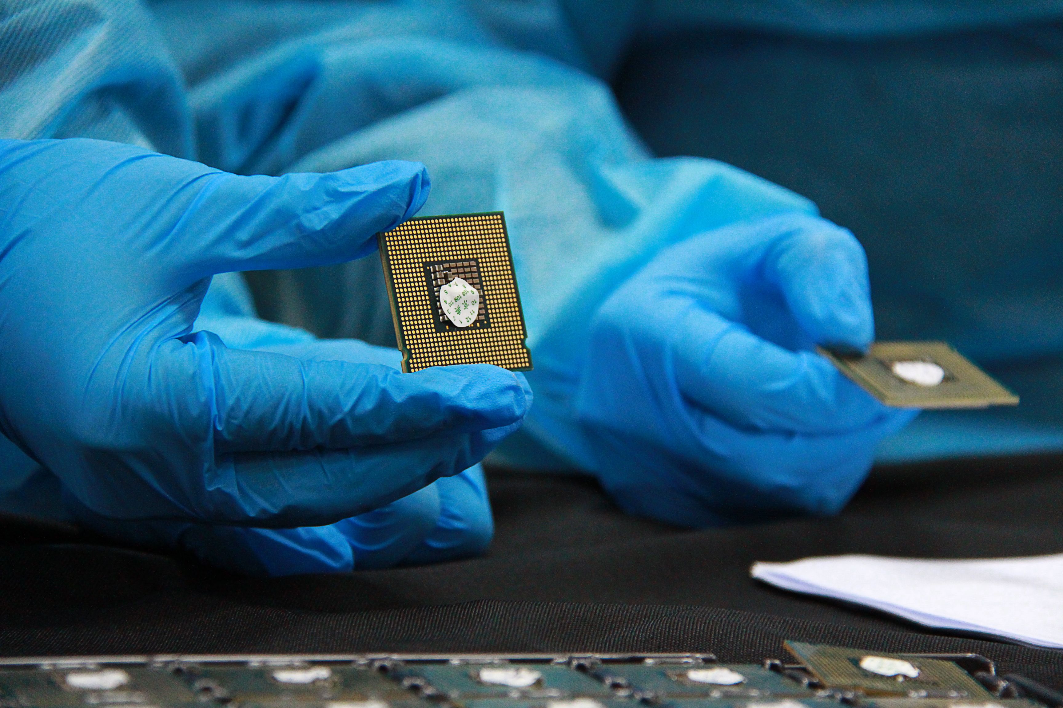 广州海关查获一批"洋垃圾"废旧电脑用电子元器件