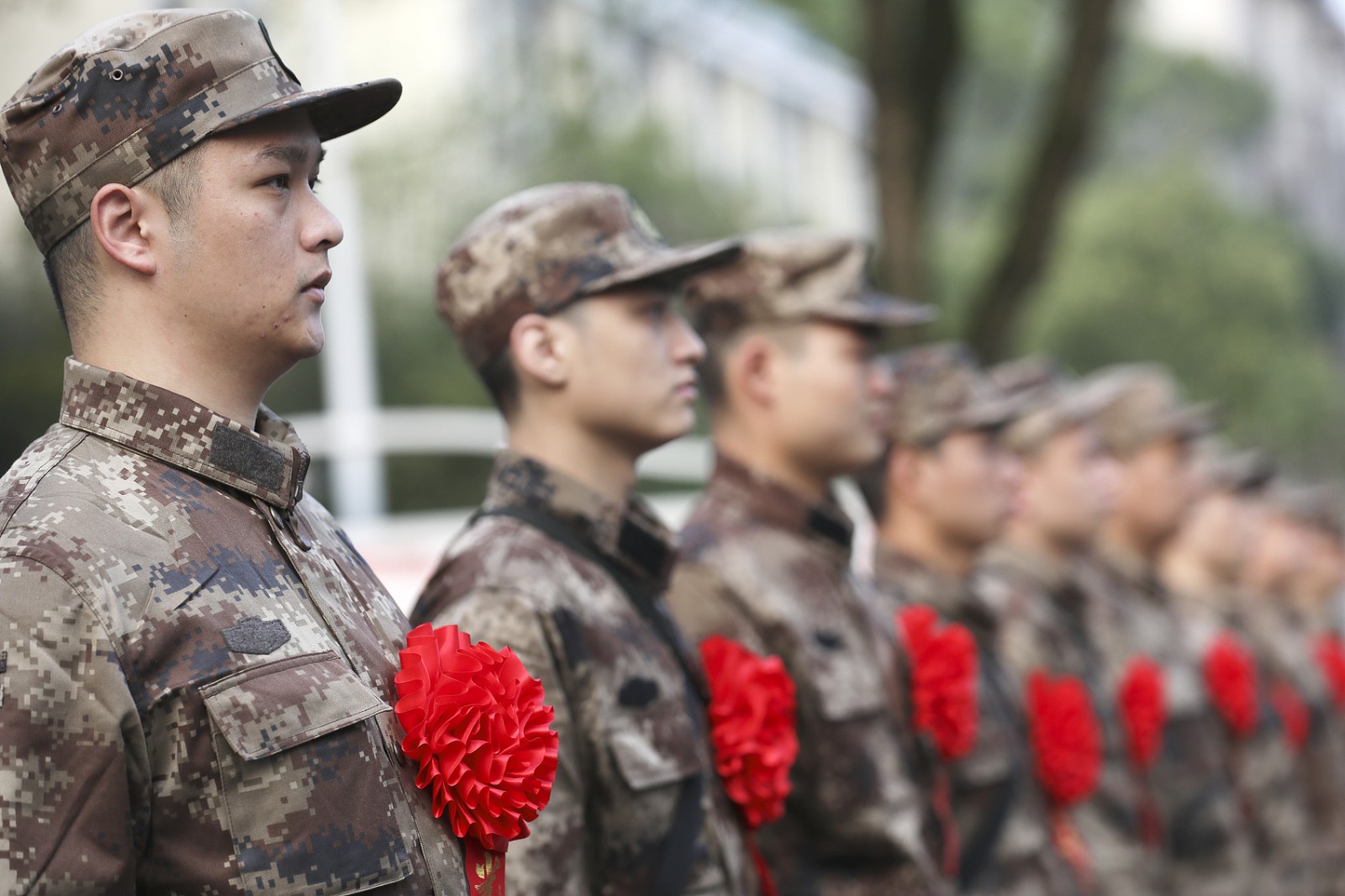 2021年3月16日,湖南省资兴市人民武装部,入伍新兵佩戴大红花整齐列队.