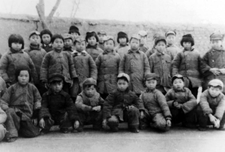 1615980256292082640.jpg 王换于创办的地下托儿所的部分孩子。来源:大众日报.jpg