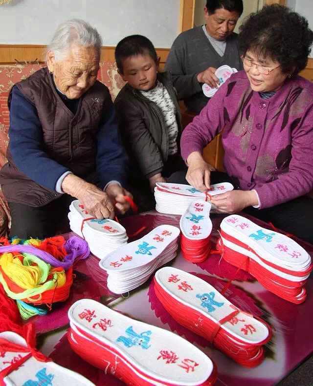 1615980399287079452.jpg 于爱梅的母亲张淑贞2,她们在给解放军做鞋垫.jpg