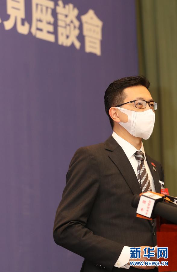 香港工聯會會長吳秋北會見媒體(3月15日攝)。新華社記者 李鋼 攝