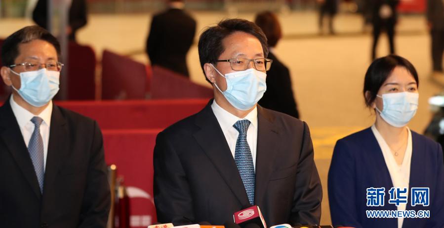 3月17日,國務院港澳辦分管日常工作的副主任張曉明(中)會見傳媒。新華社記者 李鋼 攝