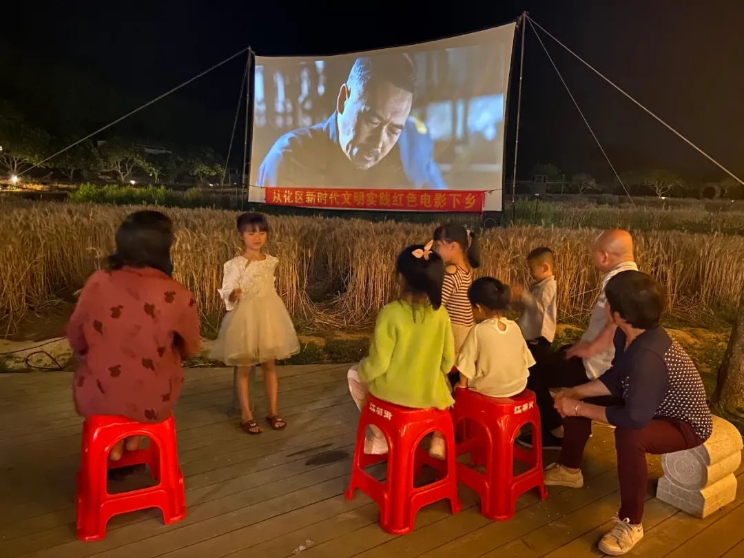 麦田里看露天电影,罗洞工匠小镇越夜越精彩