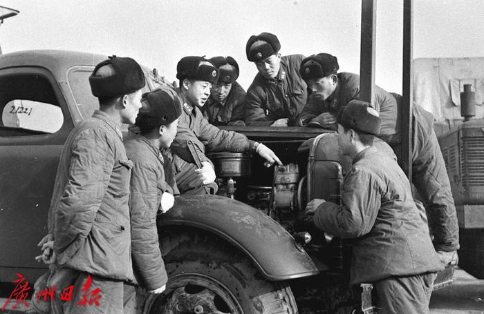 1616590560323047007.jpg 雷锋(左三)向战友传授安全行车和节油的经验(资料照片)。新华社发.jpg