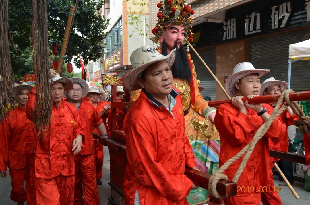 传说南海洪圣王的夫人是"明顺夫人,夫妻俩生有五个儿子,均以"安