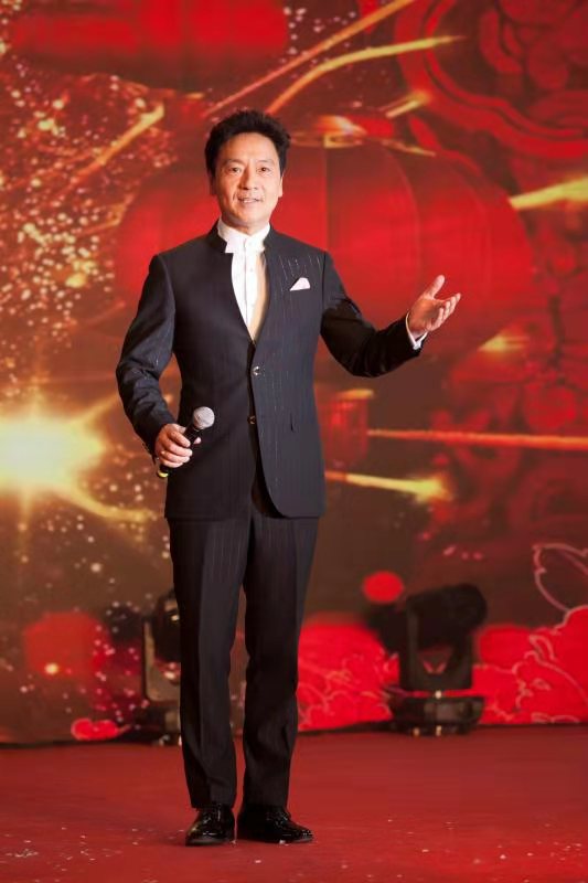 优秀青年歌手权琳丽,张朝夕与金色童声组合带来开场曲《在灿烂的阳光