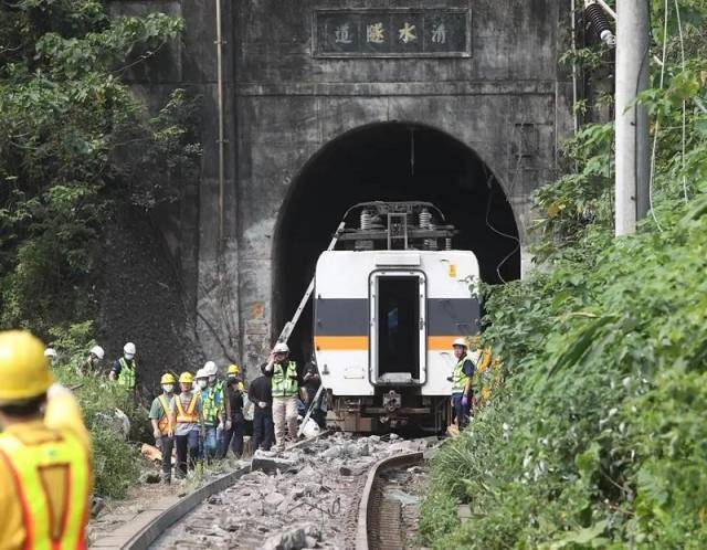 台铁事故50名罹难者中48人确定身份,第四节车厢顺利拉出