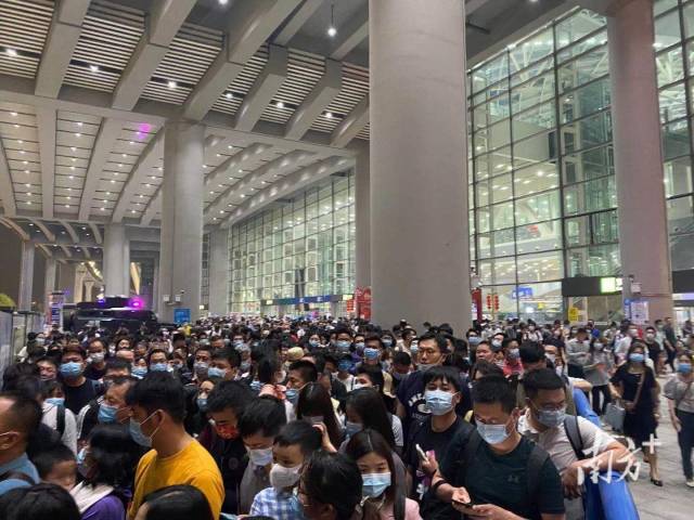 4月6日凌晨两时许，广州南站还有大批晚点到达的旅客。