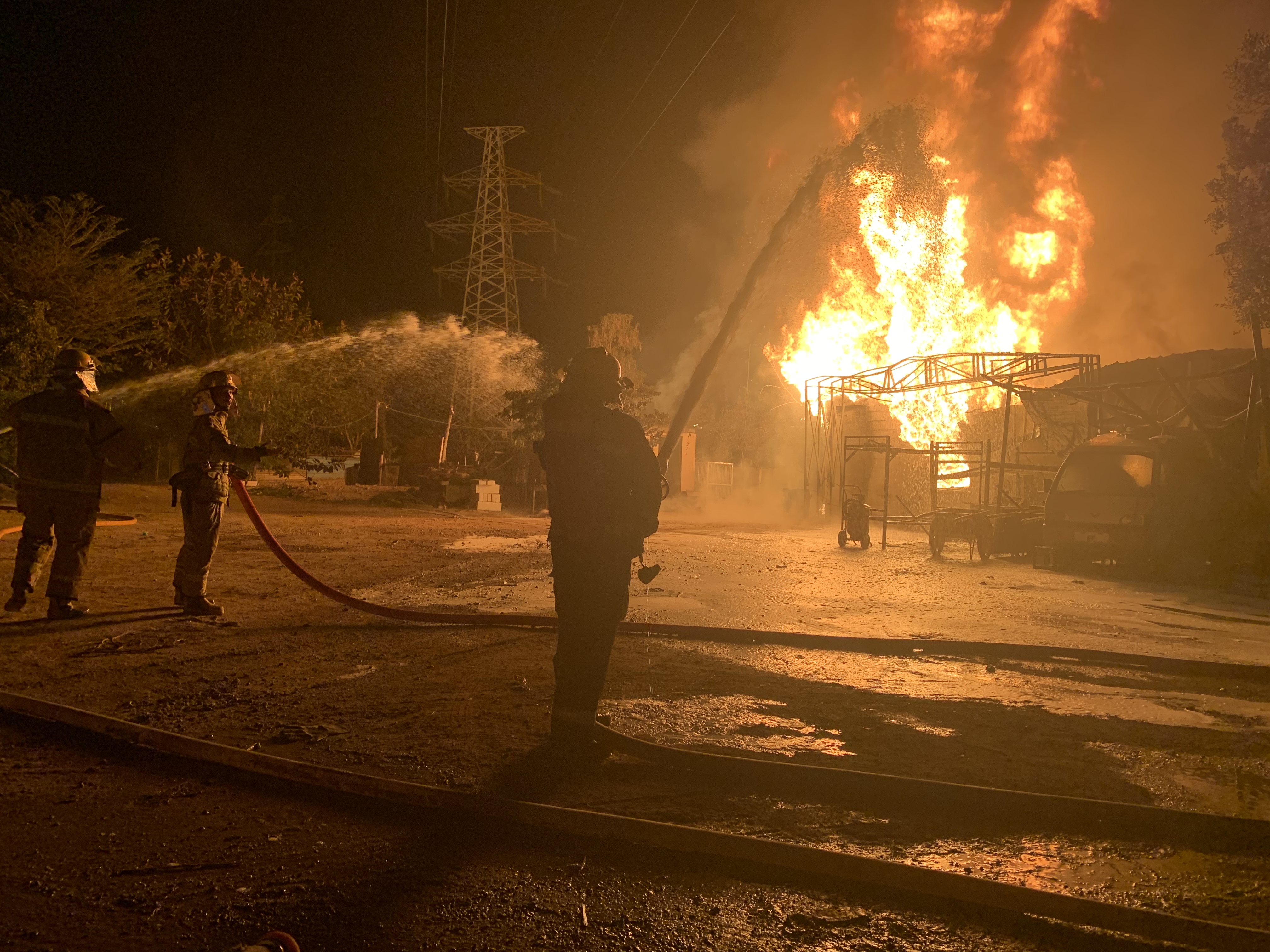 火焰高达数十米一卧式油罐起火百余消防员紧急救援