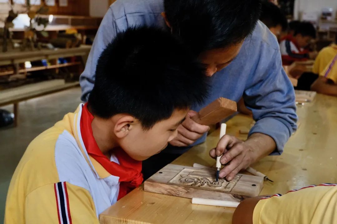 非遗文化进校园,江埔街罗洞小学的学生化身小小木雕师傅