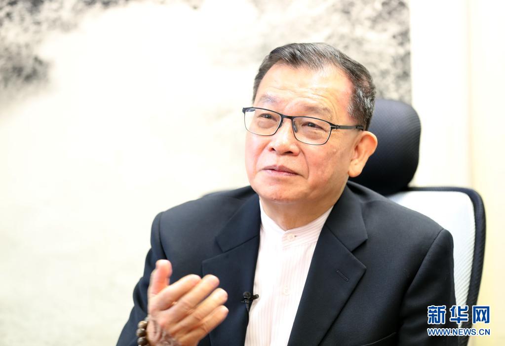 香港作家联会会长潘耀明接受新华社记者专访,追思萧红(4月1日摄)。新华社记者 李钢 摄