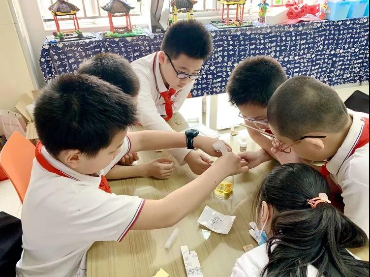 孩子们分工合作,制作唇膏.(来源:华阳小学)