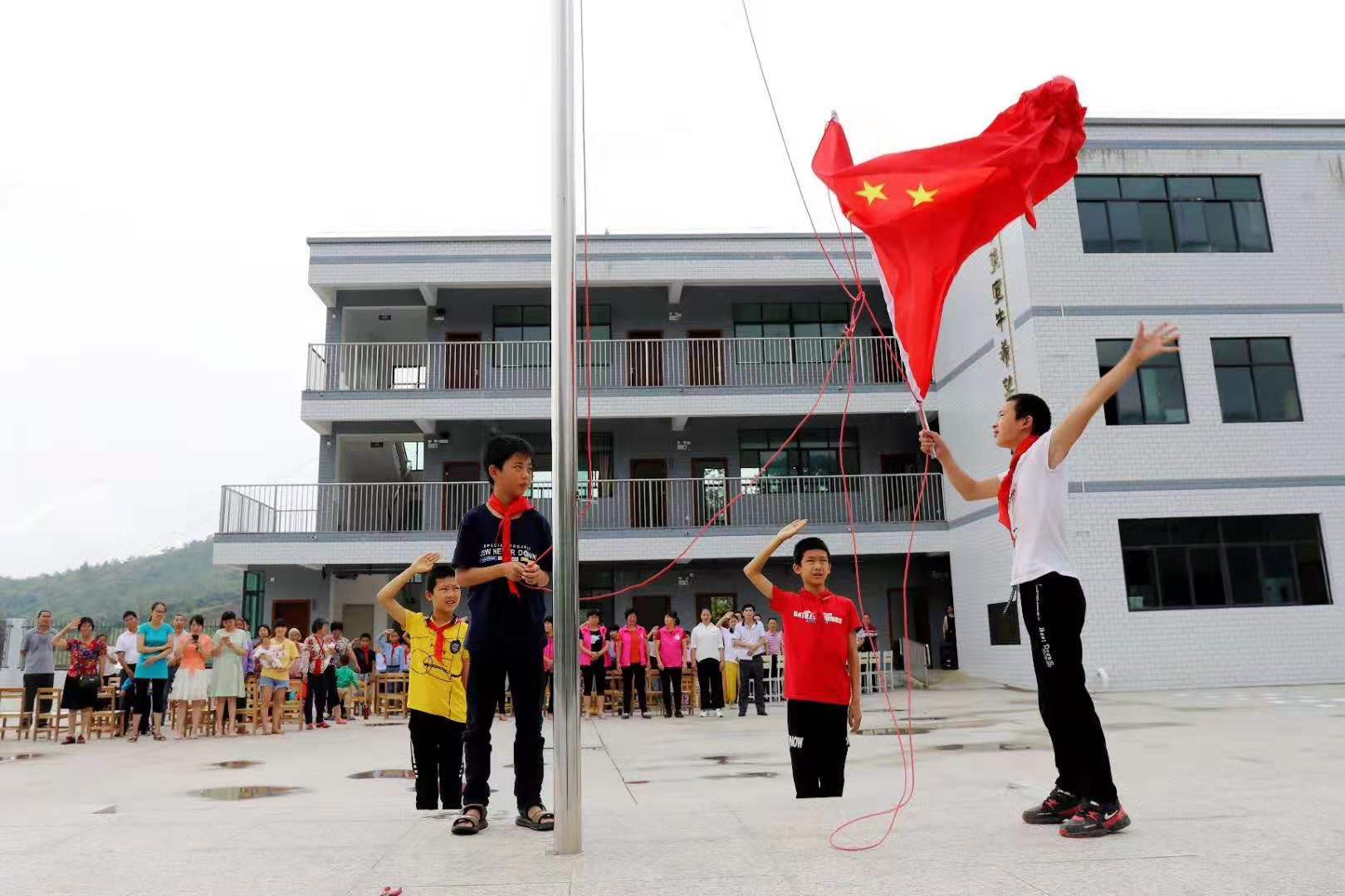 重建小学 运动场 提升教师队伍 扶志扶智助力乡村振兴