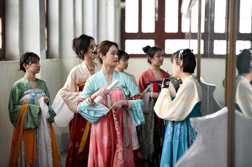 4月14日,参加上巳节雅集活动的汉服爱好者在西安碑林博物馆参观。新华社发