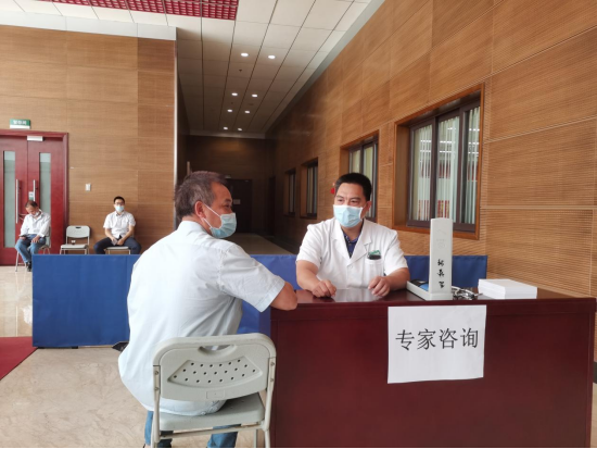 临时接种点现场提供专家咨询服务,让群众"打得明白,打得安心,打得放心