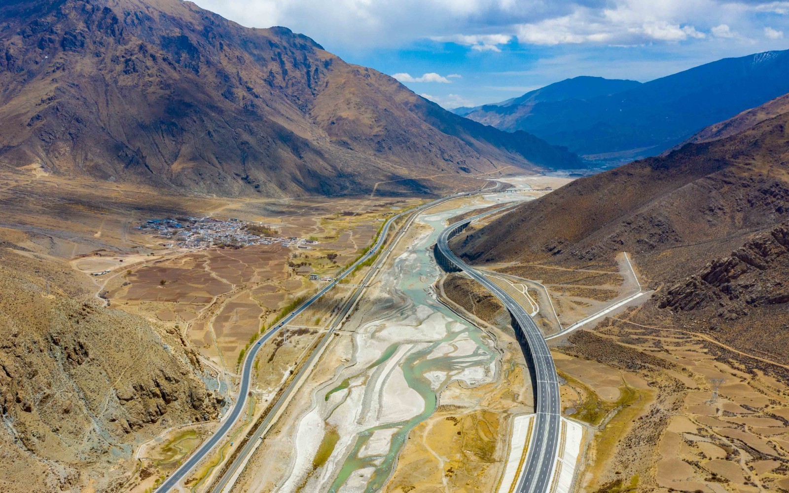 西藏拉日高速拉萨段通车试运行|西藏|日喀则市|拉萨市_新浪新闻