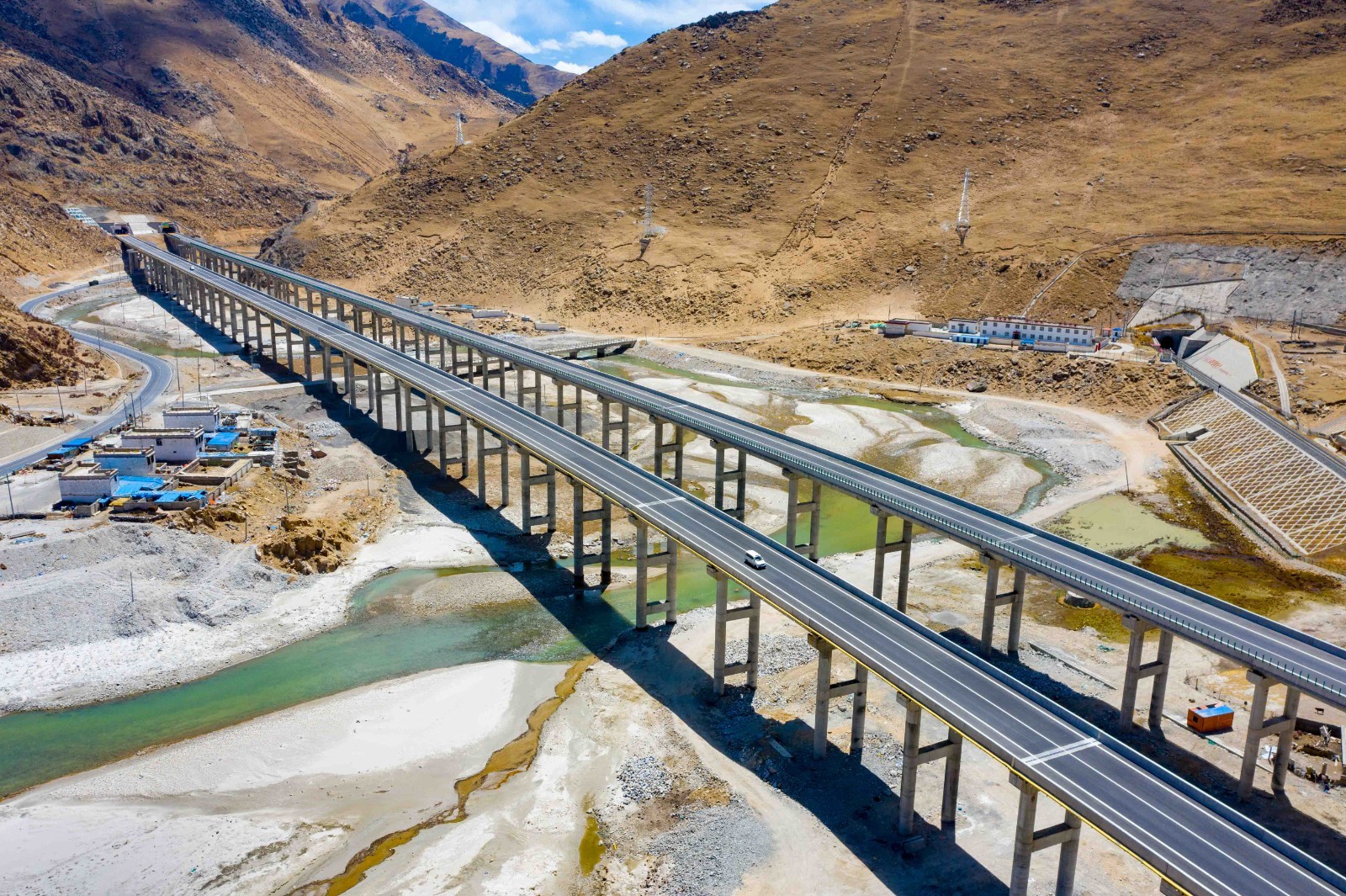 大美！这条西藏的高速公路即将全线贯通！
