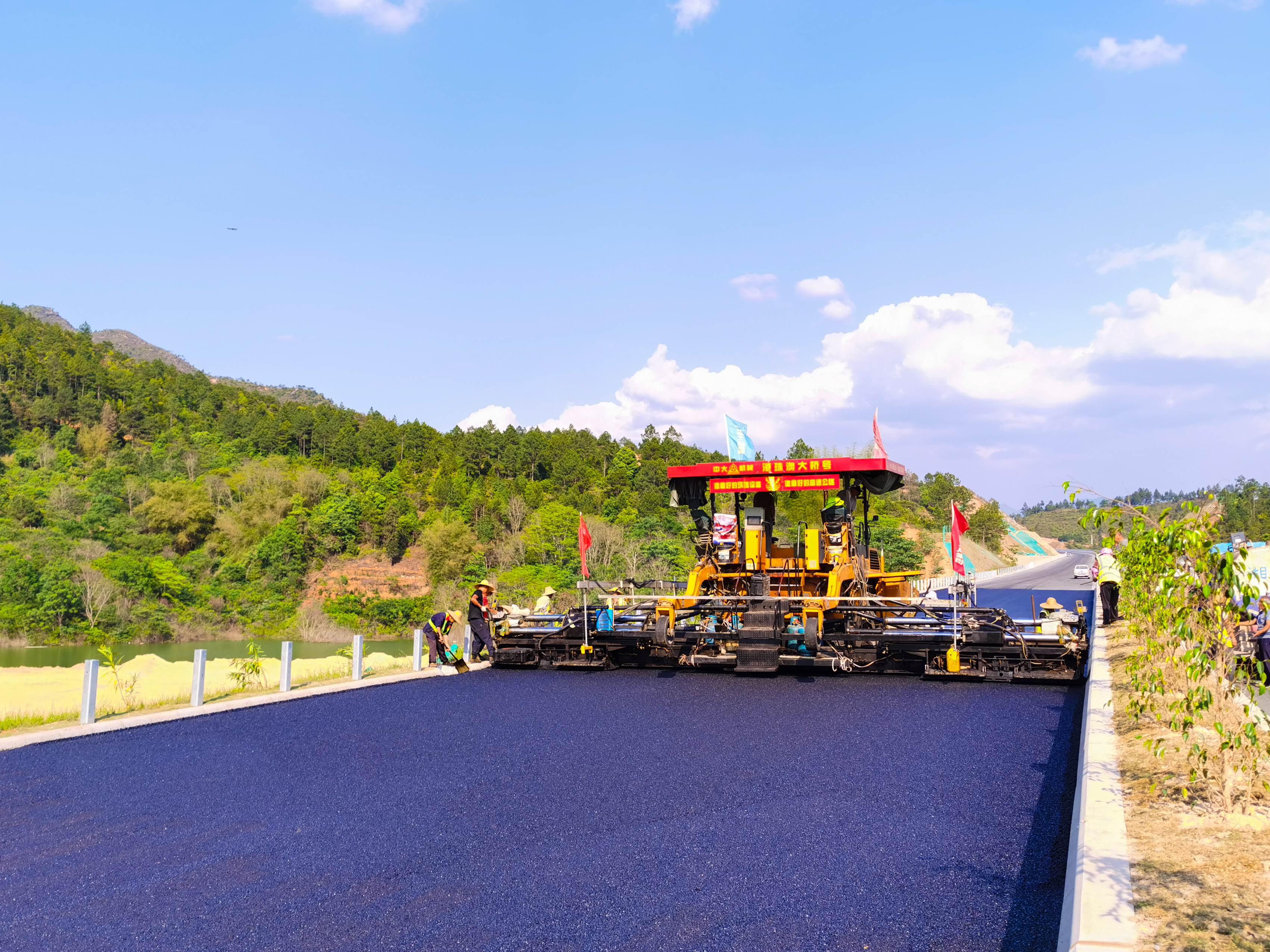 大丰华高速引入"沥青指纹识别检测系统"