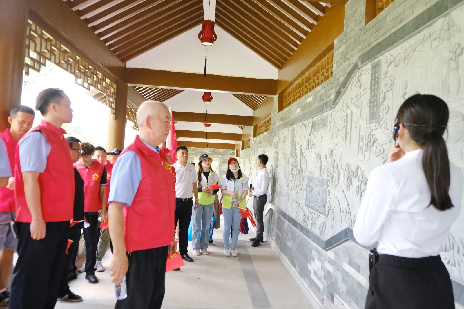 参观长湴村志公园聆听浮雕里的抗战故事