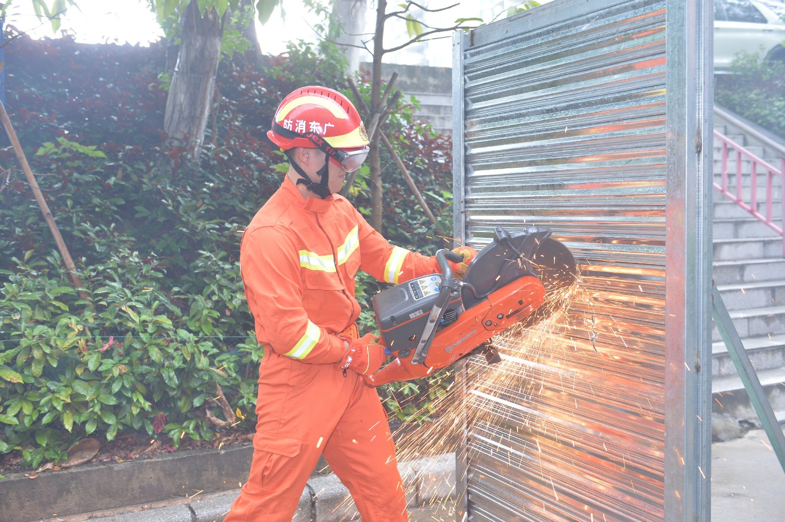 消防队员示范使用电锯.