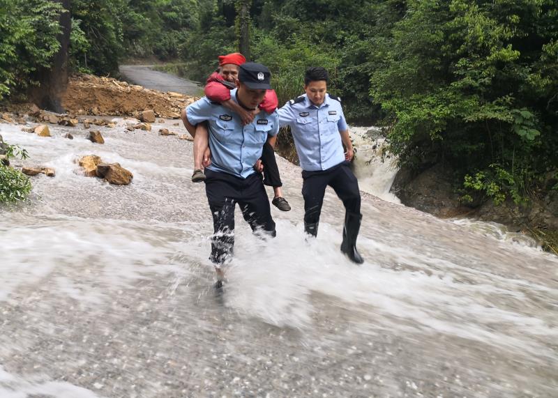 房屋被冲毁乳源民警跋山涉水救援