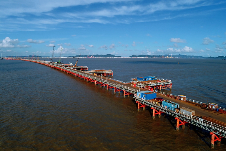 102根桩基扎根黄茅海黄茅海大桥出水转入承台施工