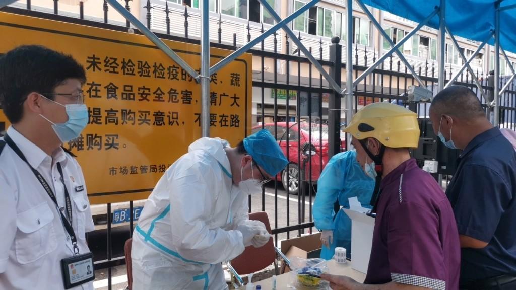 深圳市场监管局对重点场所工作人员进行核酸检测