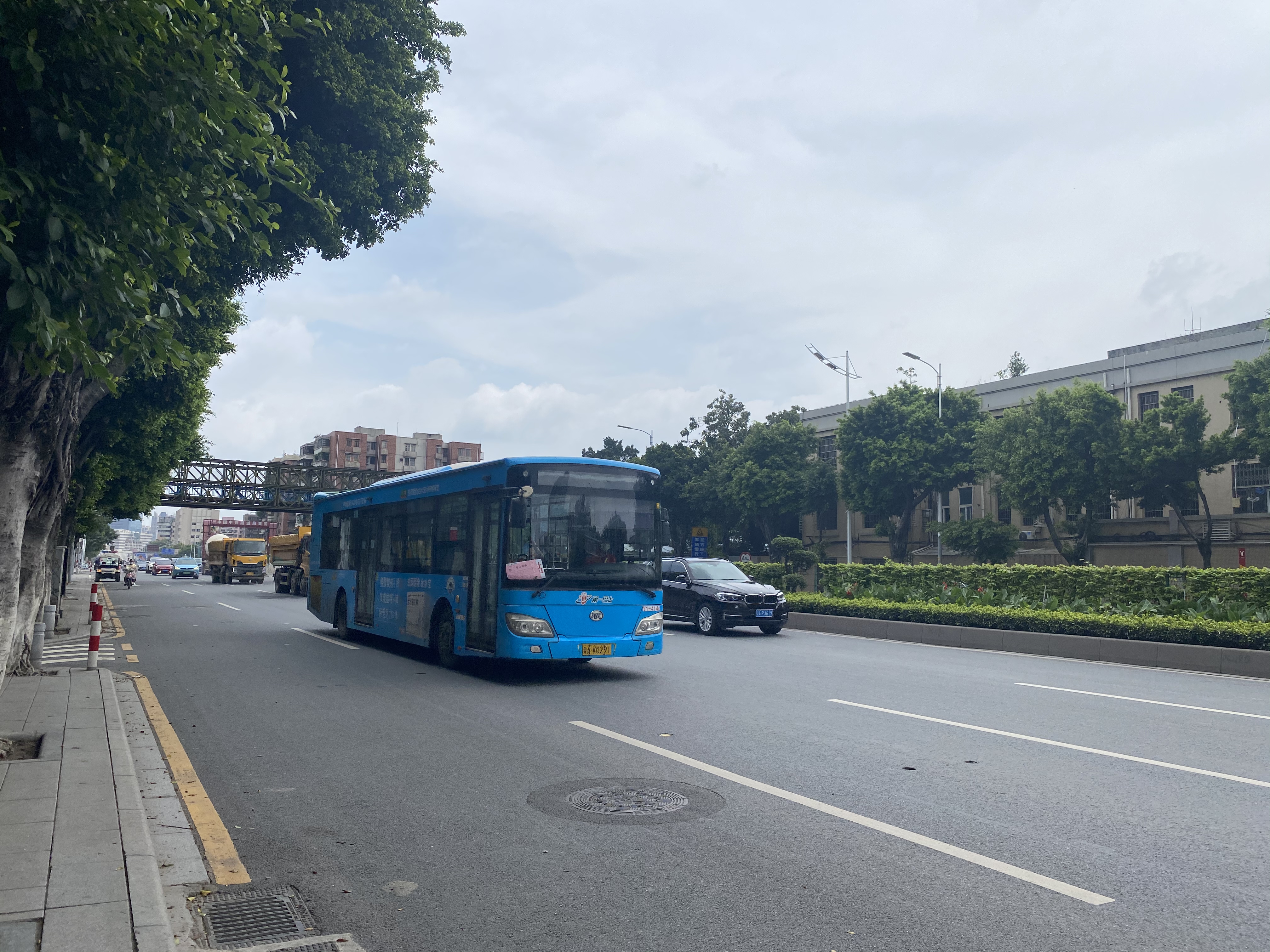 荔湾区冲口街道,芳村大道东上的车流减少.