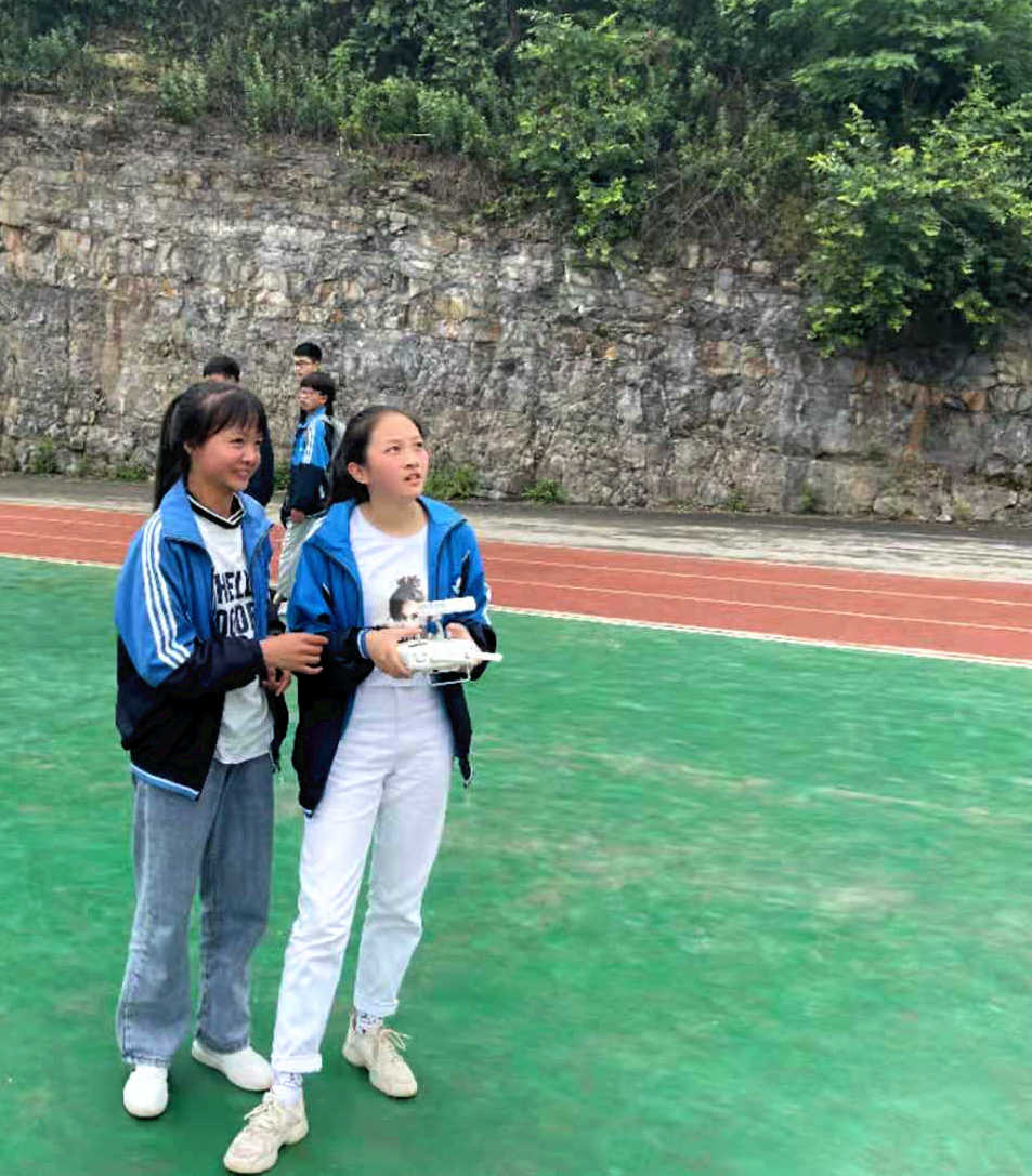 3.理化中学学生学习自行操控无人机