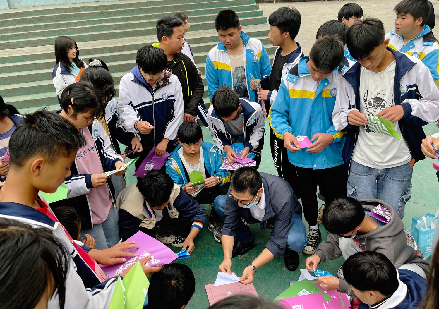 10.113中党员杨玉良老师给雨冲中学学生上航模科技课