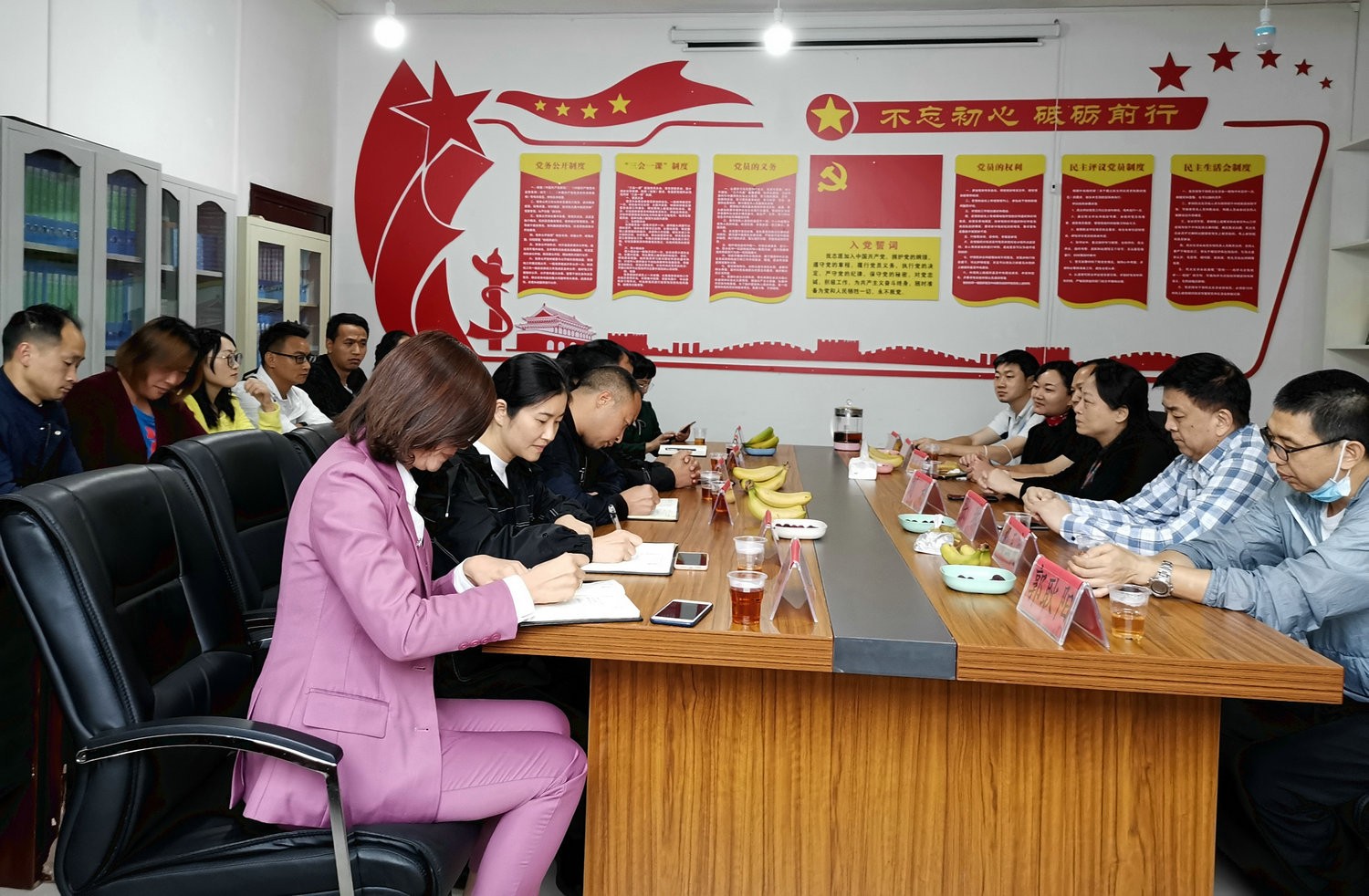 8.113中党员突击队一行与七星关民族中学行政干部交流