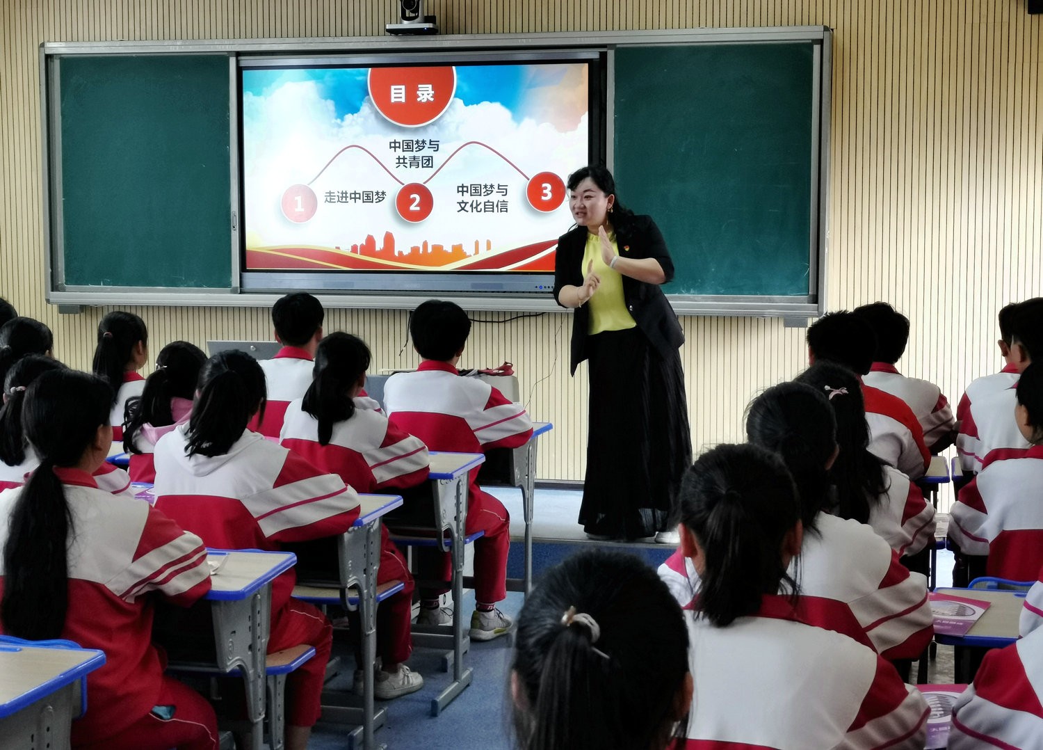 5.113中团委副书记夏力给猫场中学团员上团课