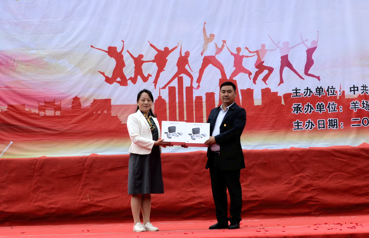 1、113中刘利书记给理化中学李强校长赠送无人机2台