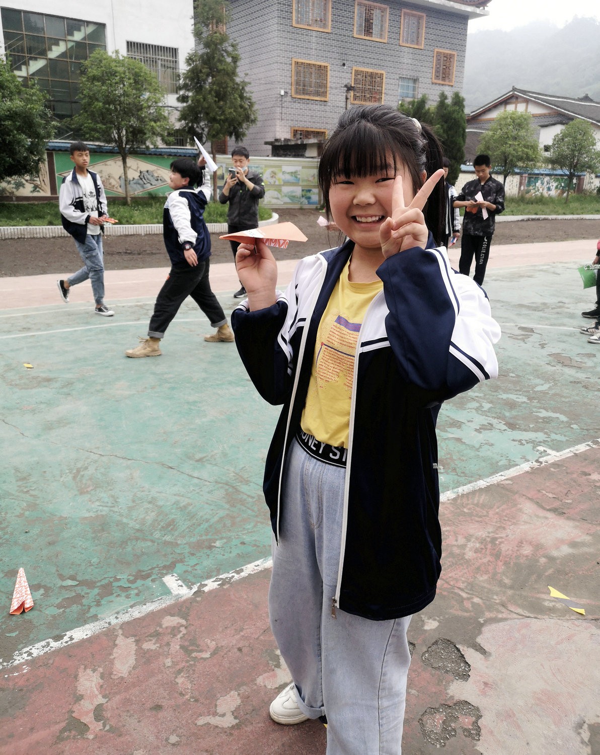 11.雨冲中学学生自制纸飞机