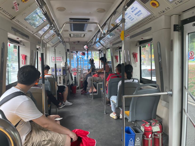 戴口罩测体温广州市民有序乘坐公交车