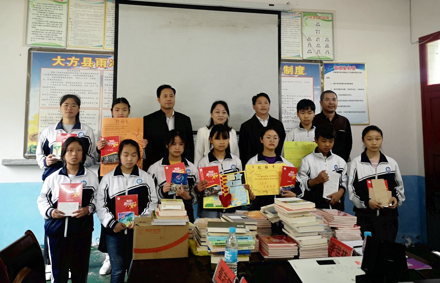 6.113中团员代表给雨冲中学学生赠送图书