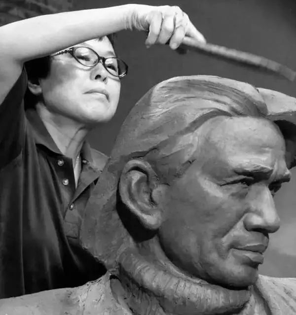 听老一辈艺术家忆峥嵘岁月 广美展览亮相大学城