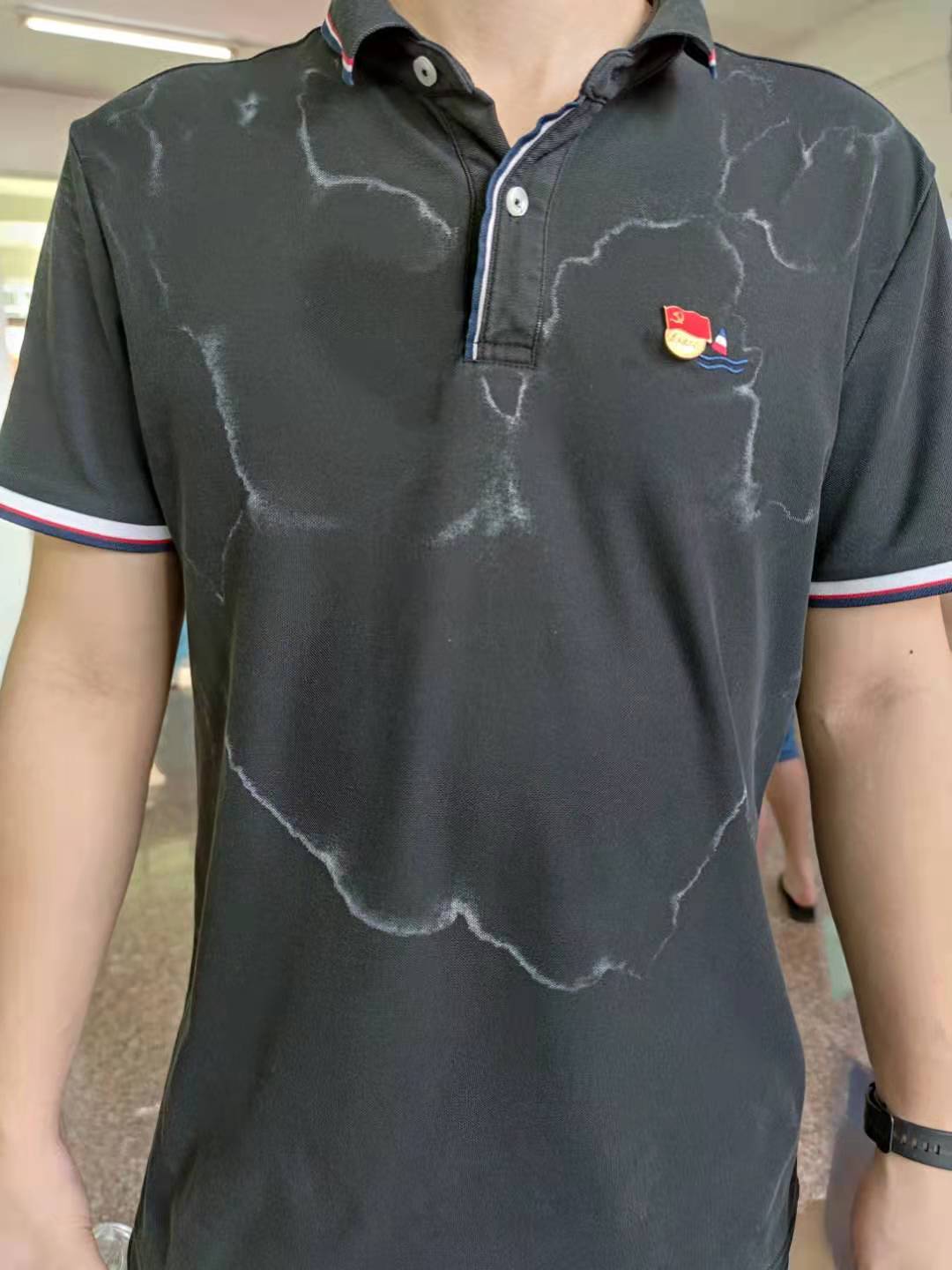 因为天气炎热,红色突击队队员的衣服上留下了明显的汗渍.