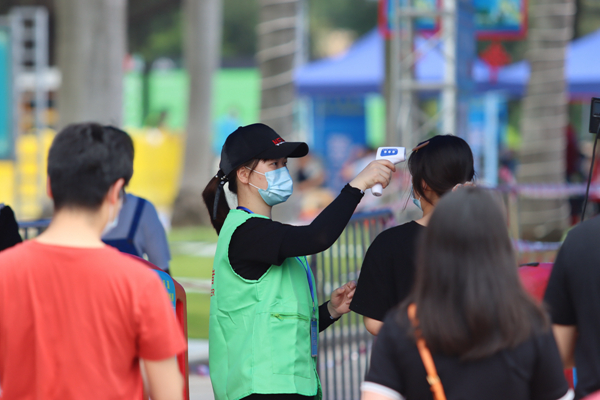 女民警郑敏在检测点为群众引导分流,检测体温