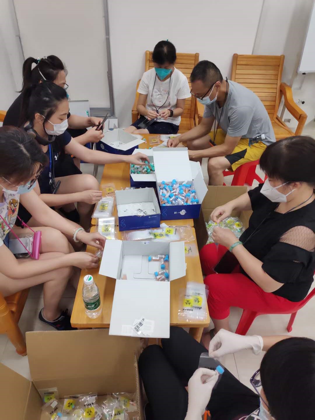 检察干警们就提前做好样本试管的标签粘贴工作;医护人员每天都要对所